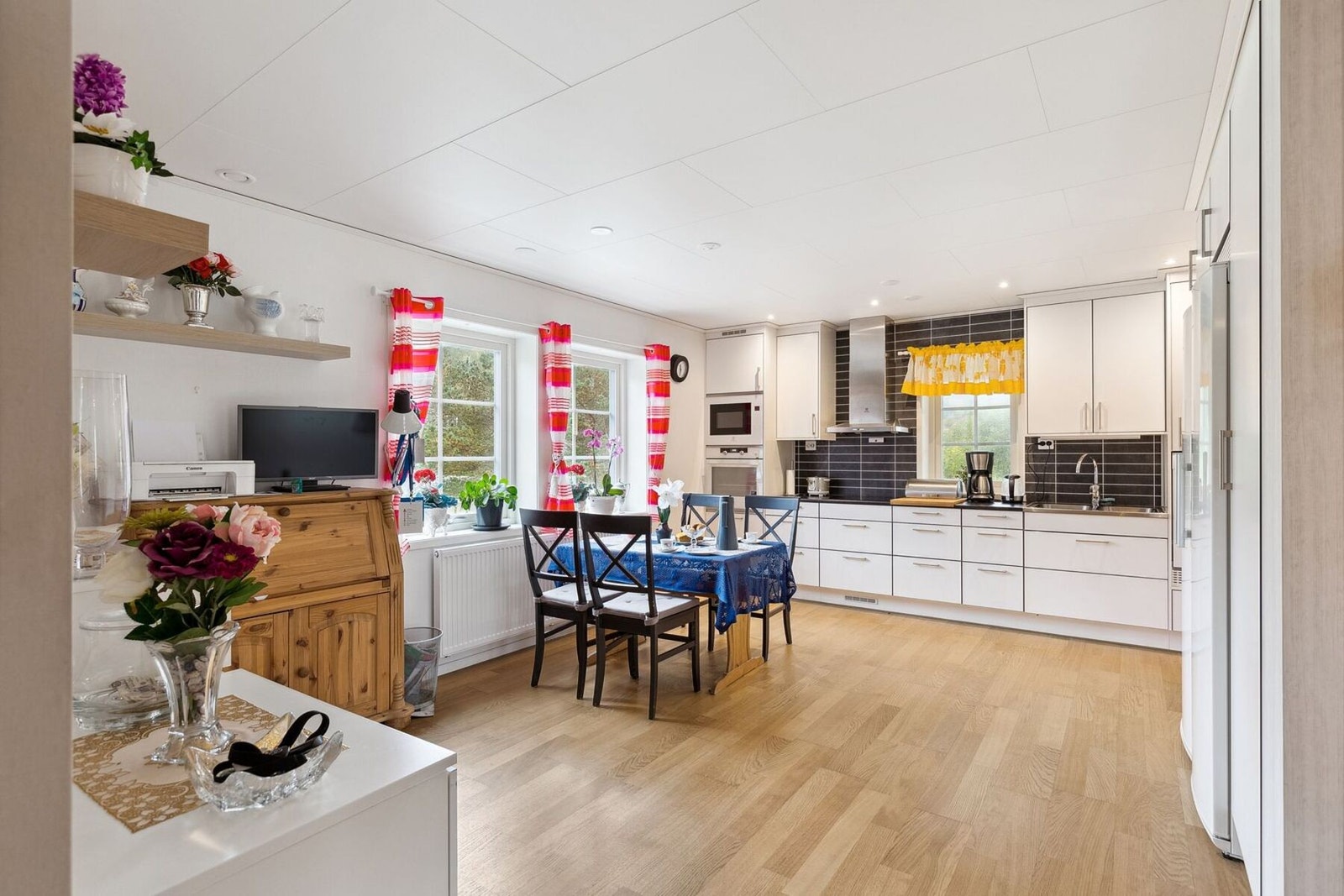 Romslig kjøkken med god plass til spisebord. Galleribilde