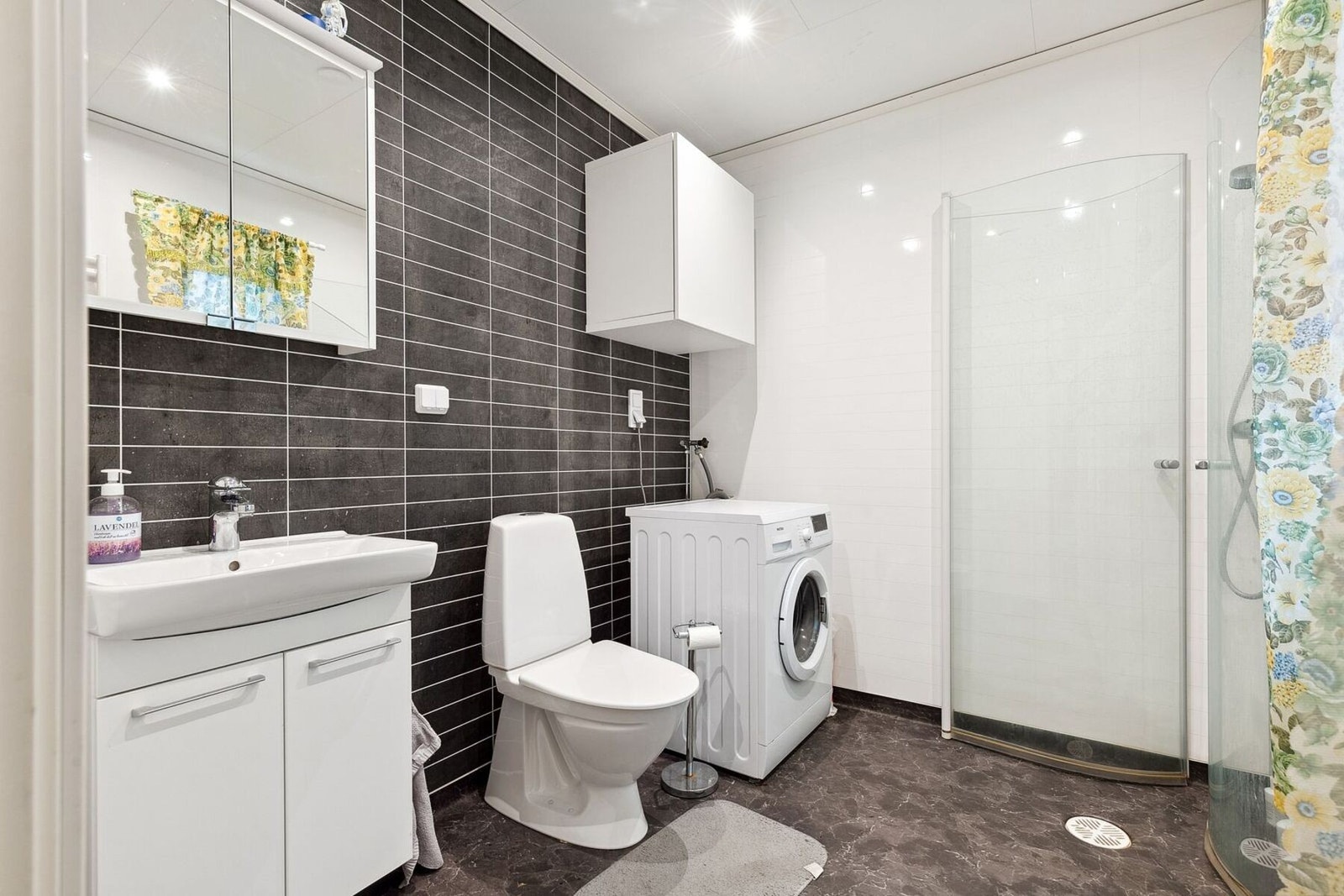 Pent bad på 5 kvadratmeter, som har fått tilstandsgrad 0 av takstmann. Galleribilde