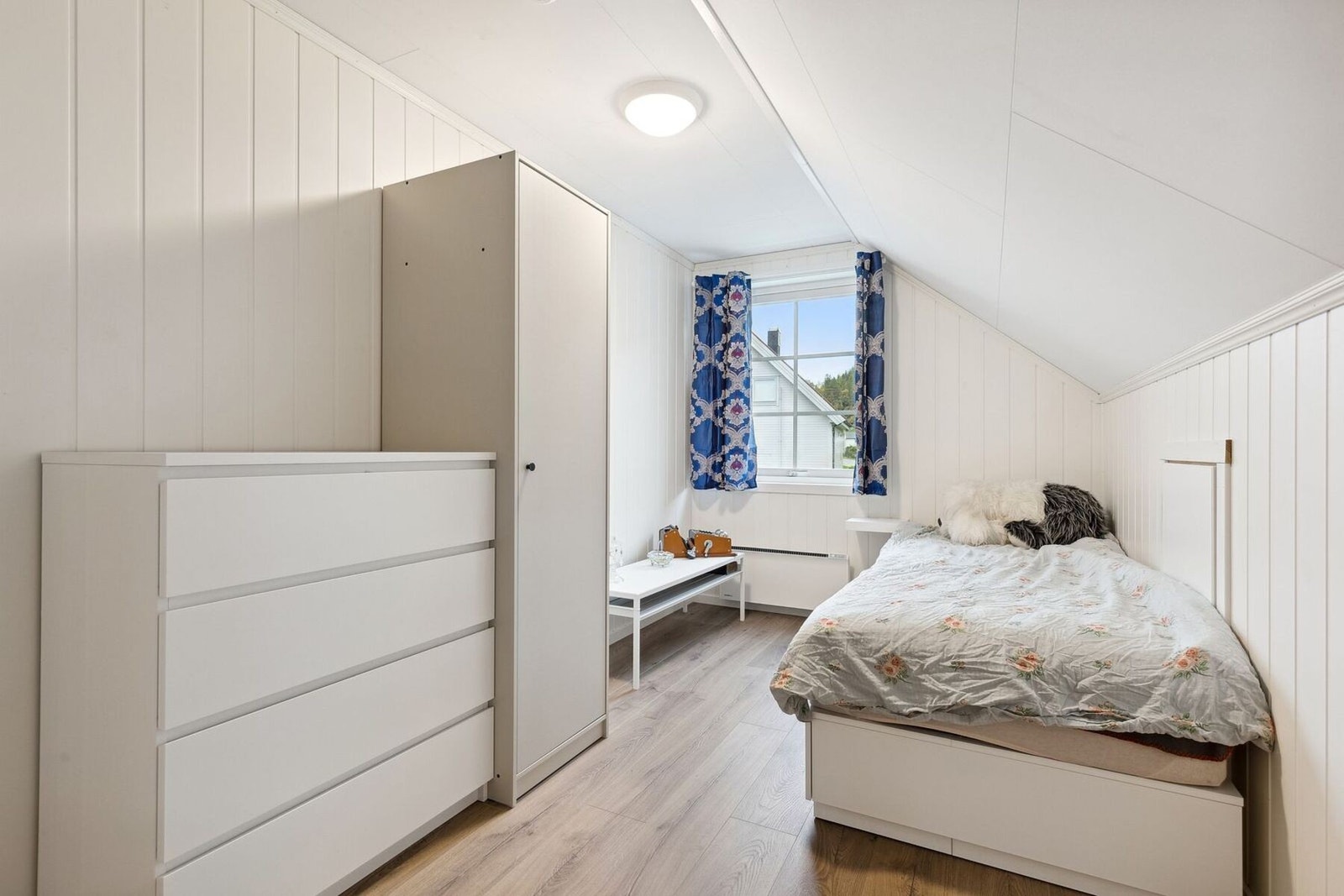 I 2.etasje er det to soverom, hvorav dette måler 10,5 kvadratmeter. Galleribilde