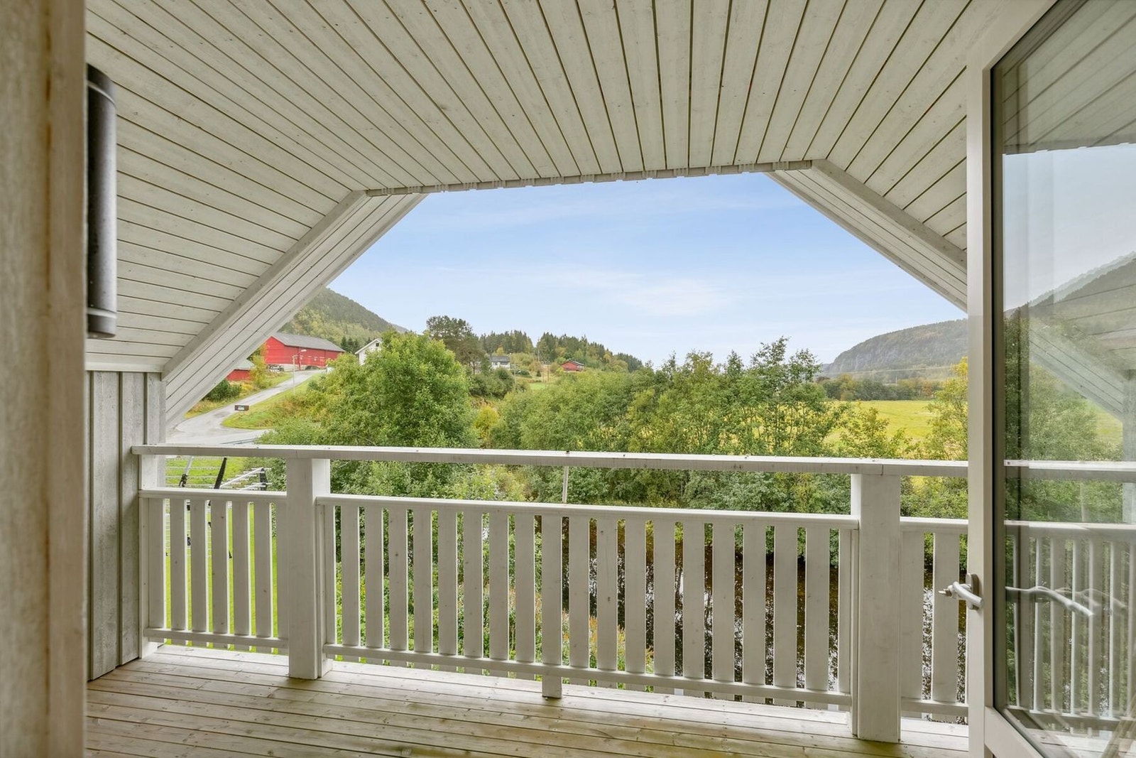 Fra stuen har man direkte utgang til en herlig balkong på 12 kvadratmeter. Galleribilde