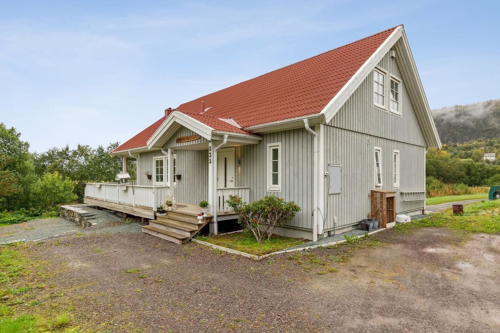 Her bor du fint i idylliske og familievennlige omgivelser, med romslig tomt på hele 1,4 mål. Galleribilde