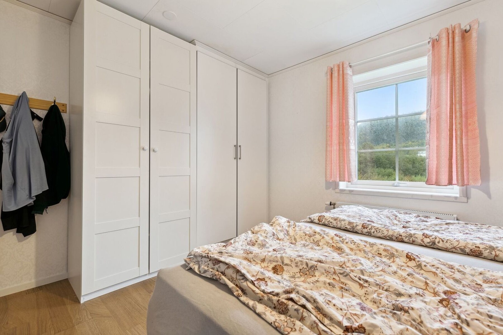 Lyst og fint soverom med gode muligheter for garderobeløsninger. Galleribilde