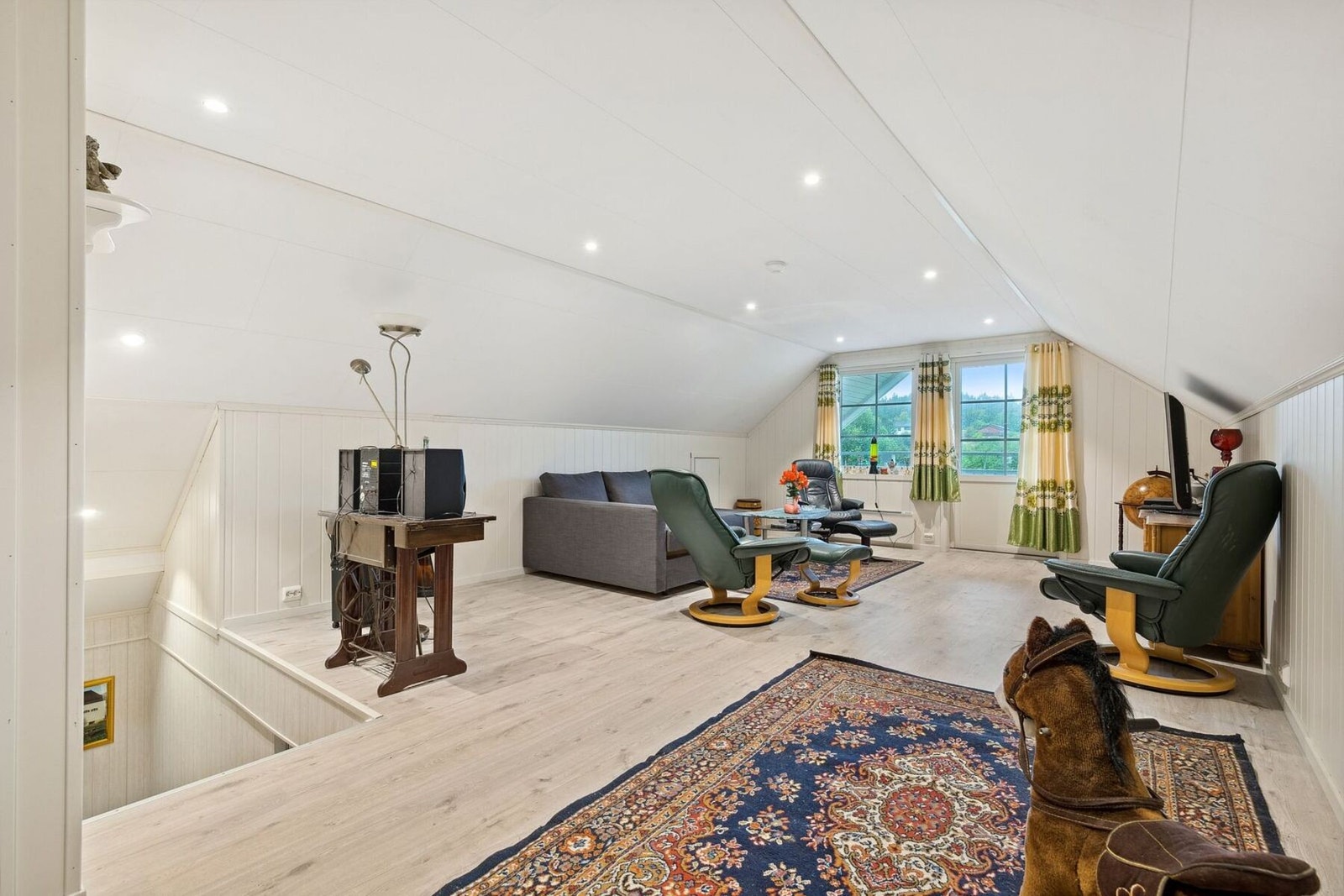 Eneboligen disponerer en flott og romslig stue i 2.etasje på 33 kvadratmeter. Galleribilde