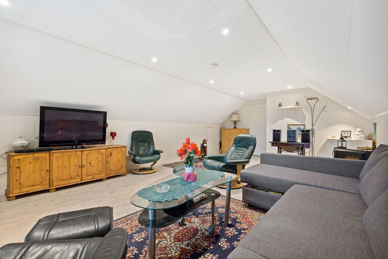 Stor stue med god plass til møblering i flere soner. Galleribilde