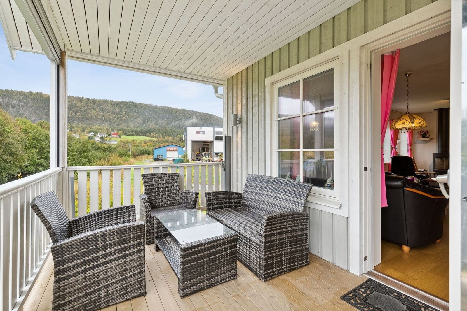 Fra stuen har man direkte utgang til en terrasse på hele 46 kvadratmeter. Det er etablert markise over terrassen som sørger for god solavskjerming. Galleribilde