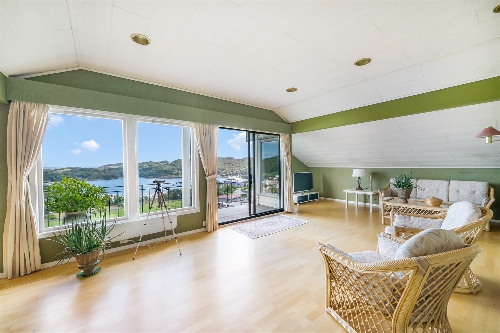 Stor loftstue med gode vindusflater for godt lysinnslipp og den flotte utsikten kan nytes. Galleribilde