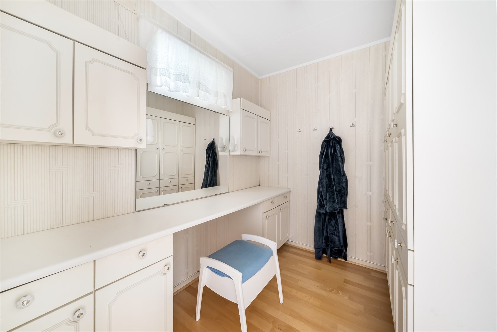 Walk-in-closet i underetasjen. Galleribilde