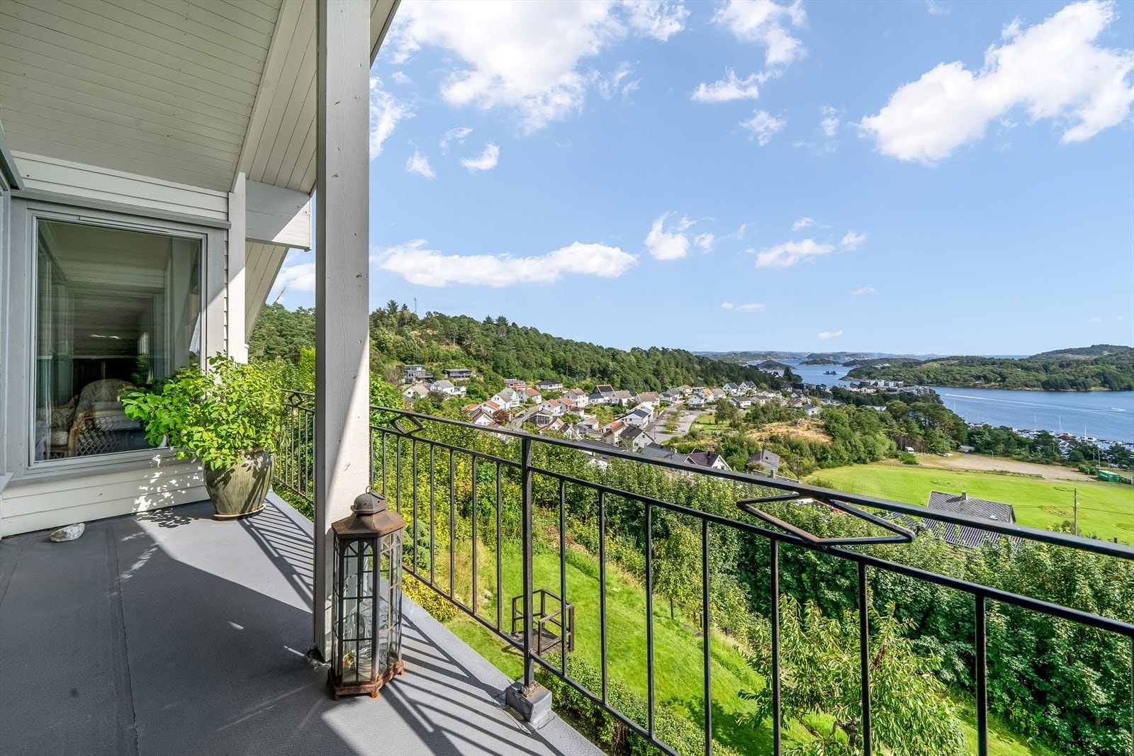 Overbygd balkong med utsikt. Utgang fra loftstua. Galleribilde