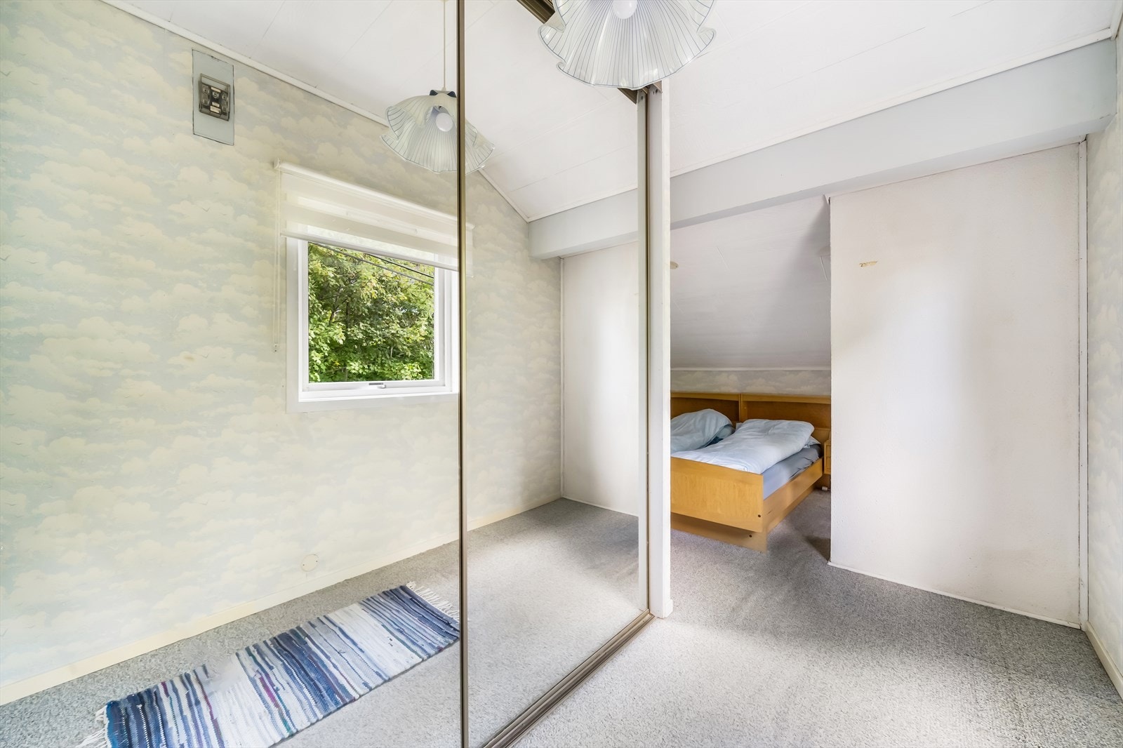 Soverom i loftsetasjen med skyvedørsgarderobe. Galleribilde
