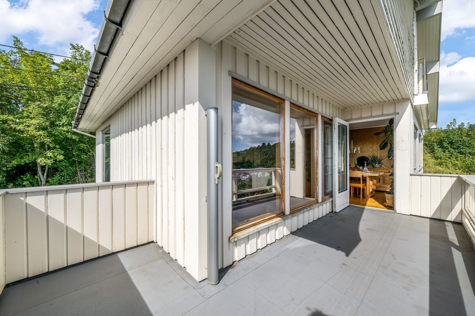Delvis overbygd balkong med gode solforhold. Galleribilde