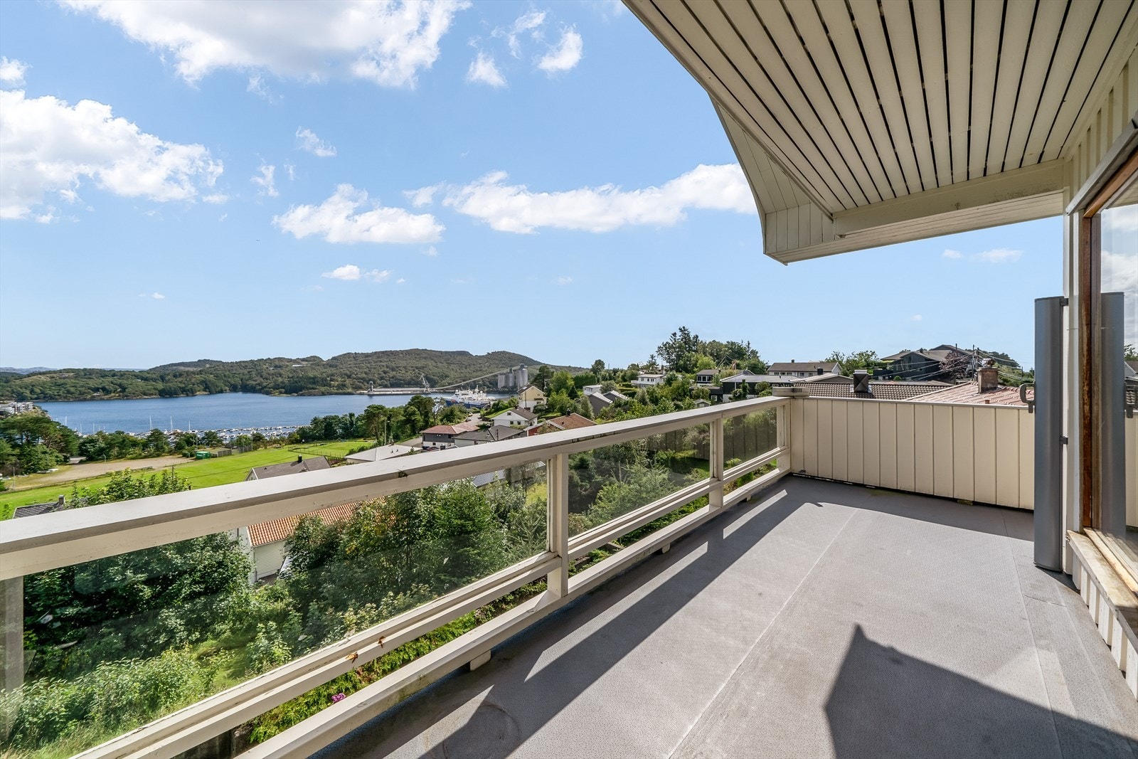 Fra balkongen har man god oversikt over Kjørestad, Lauervika og sjøen. Galleribilde