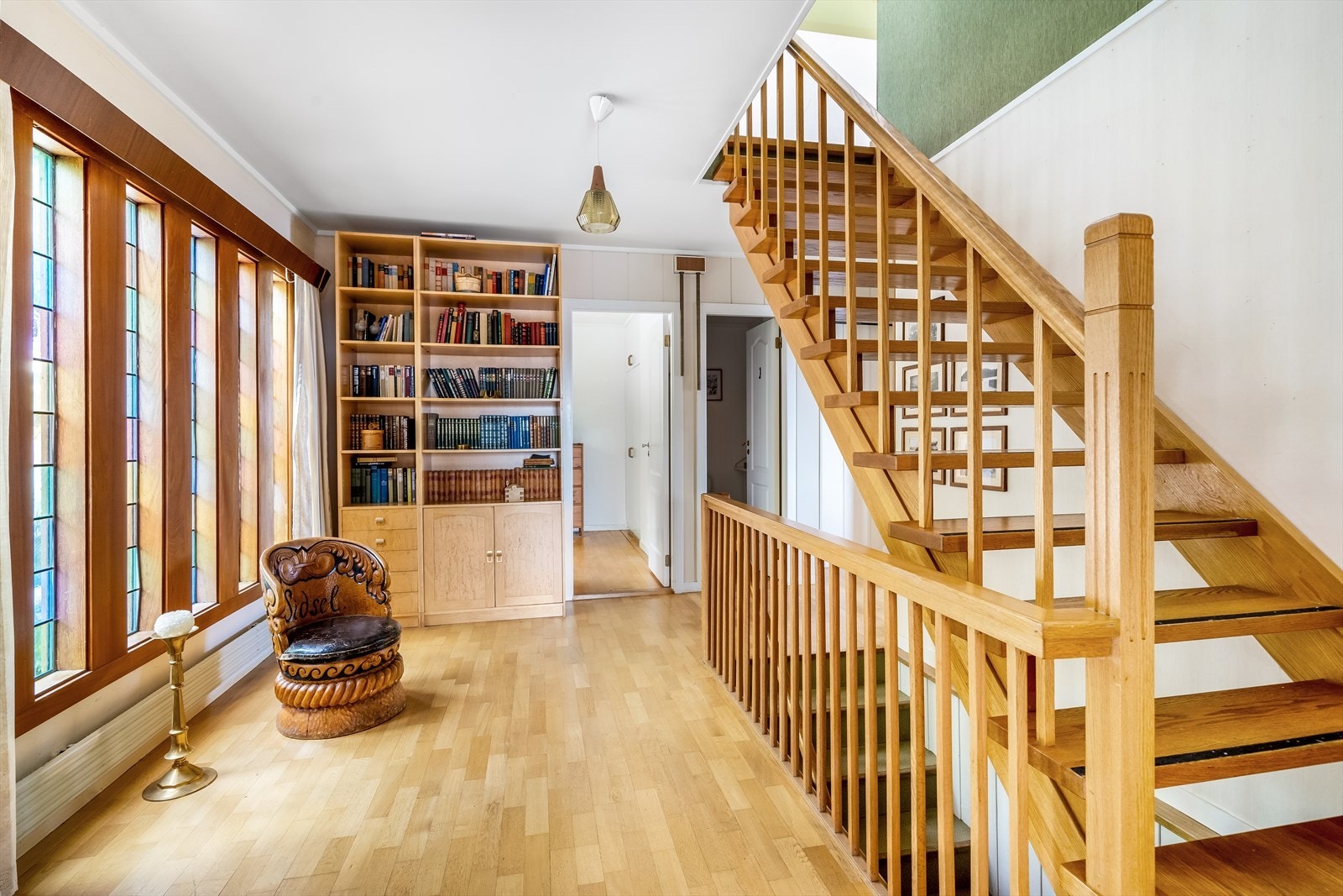 Gang med trappeadkomst til underetasje og loft. Galleribilde