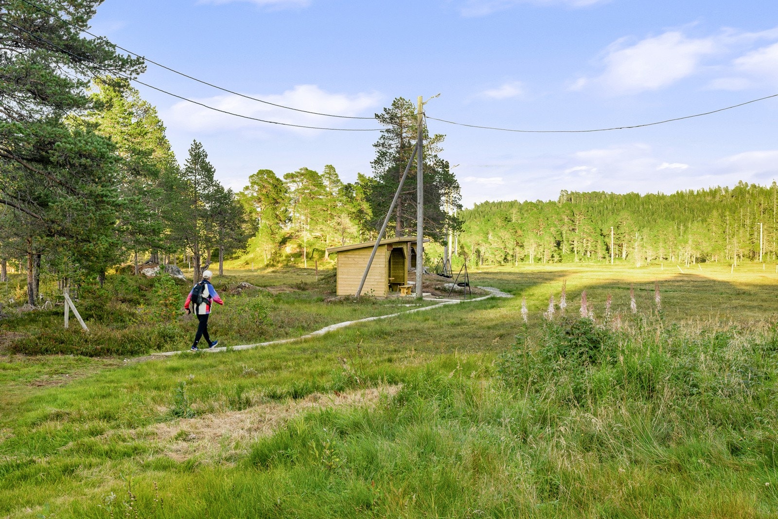 Fra boligen har er det umiddelbar nærhet til flott turterreng i Ulvåsmarka. Her er det opparbeidet nye gapahuker og bålpanner hvor man kan nyte en matpause på turen. Galleribilde