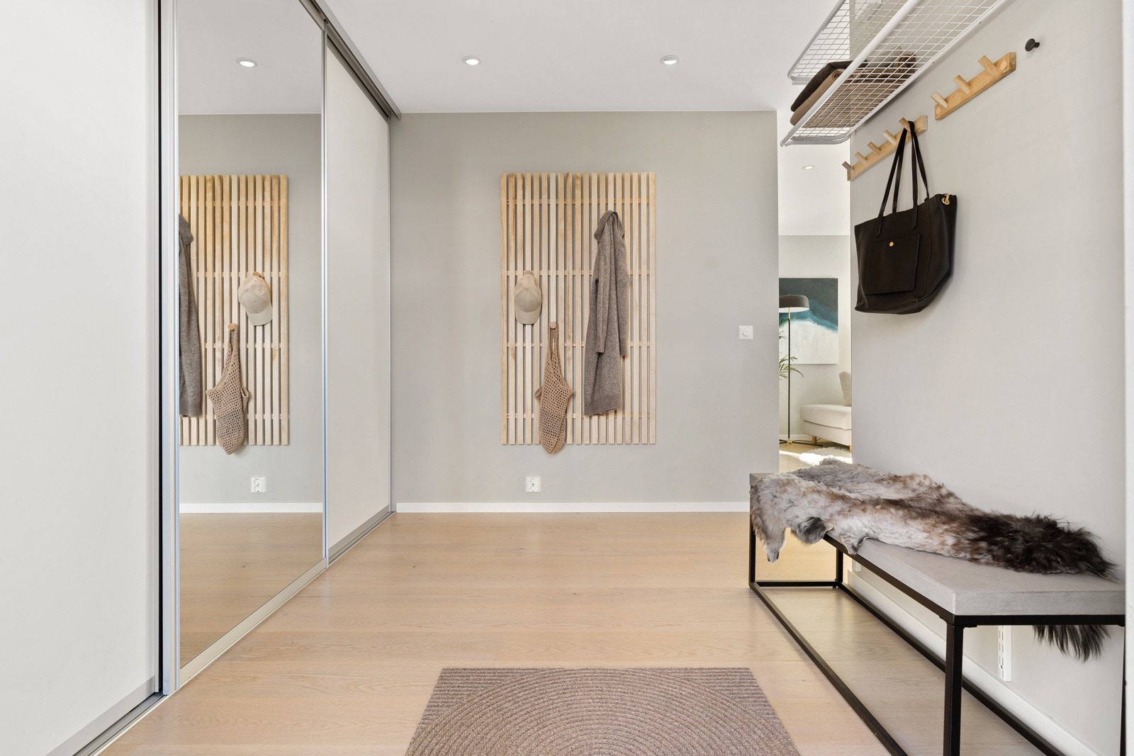 Innebygd skyvedørsgarderobe er en smart løsning som lar deg oppbevare sko og yttertøy ute av synet. Galleribilde