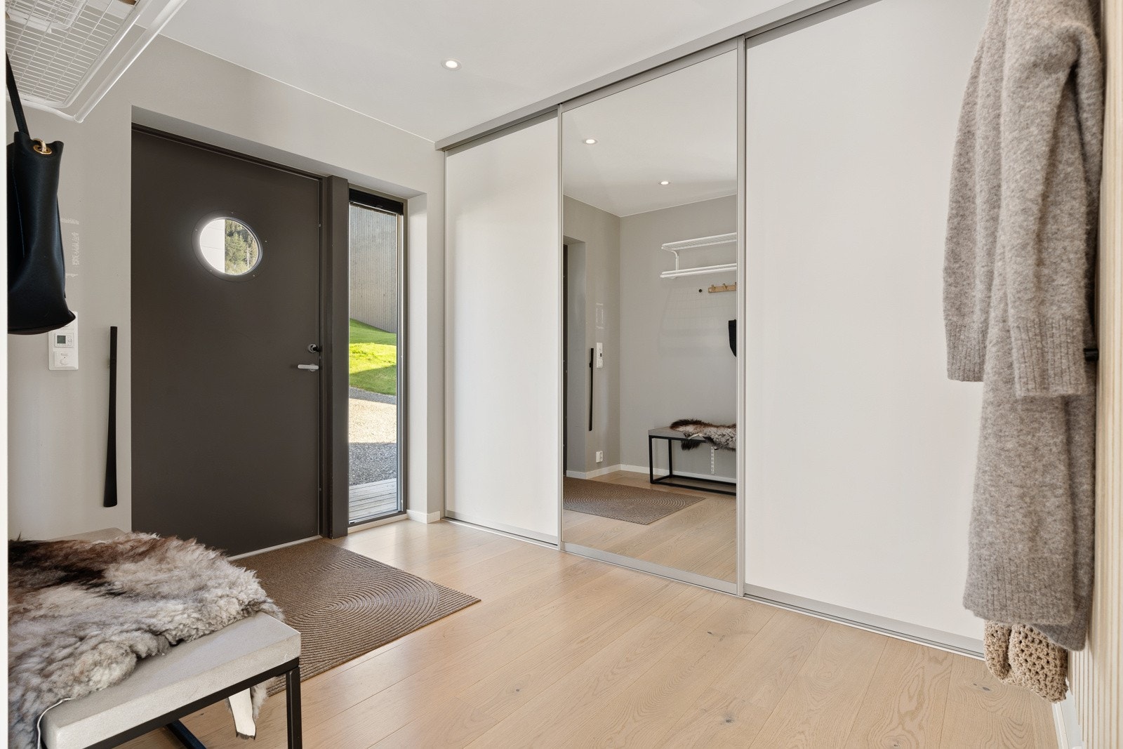 Velkommen inn! Boligen har en svært innholdsrik planløsning som strekker seg over 2 plan. Entréen er målt til gode 8 kvm og har behagelig gulvvarme. Galleribilde