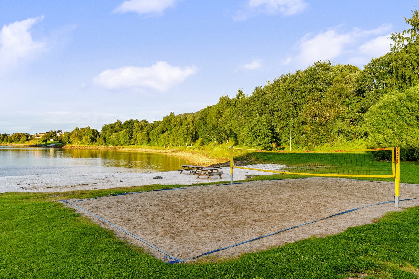Ikke langt fra boligen har man en flott badeplass med volleyballbane som er et nydelig sted å tilbringe varme sommerdager. Galleribilde