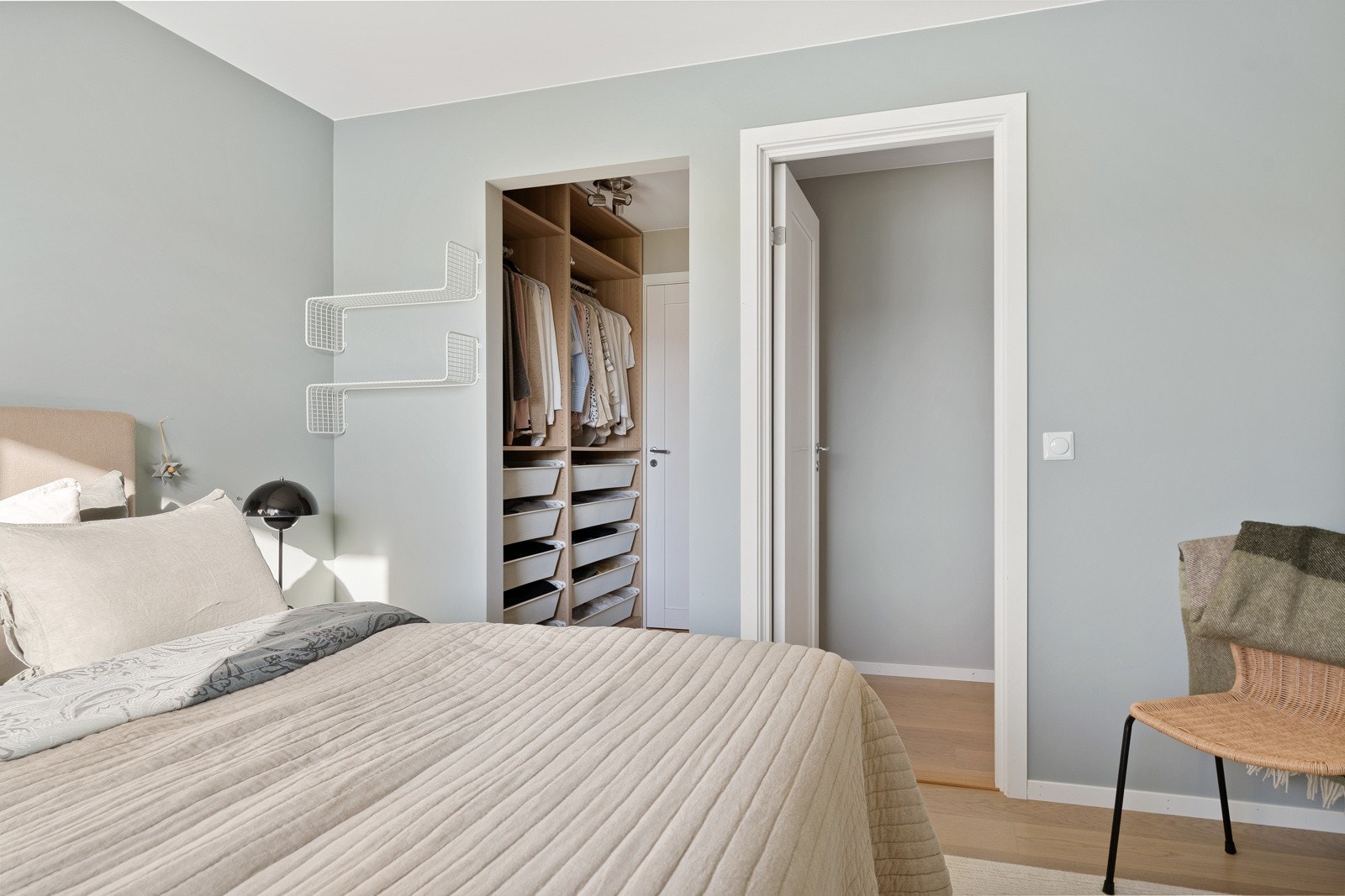 Begge soverom har god plass til en seng og tiltenkt nattbord. Hovedsoverommet har et stilig walk- in closet. Galleribilde