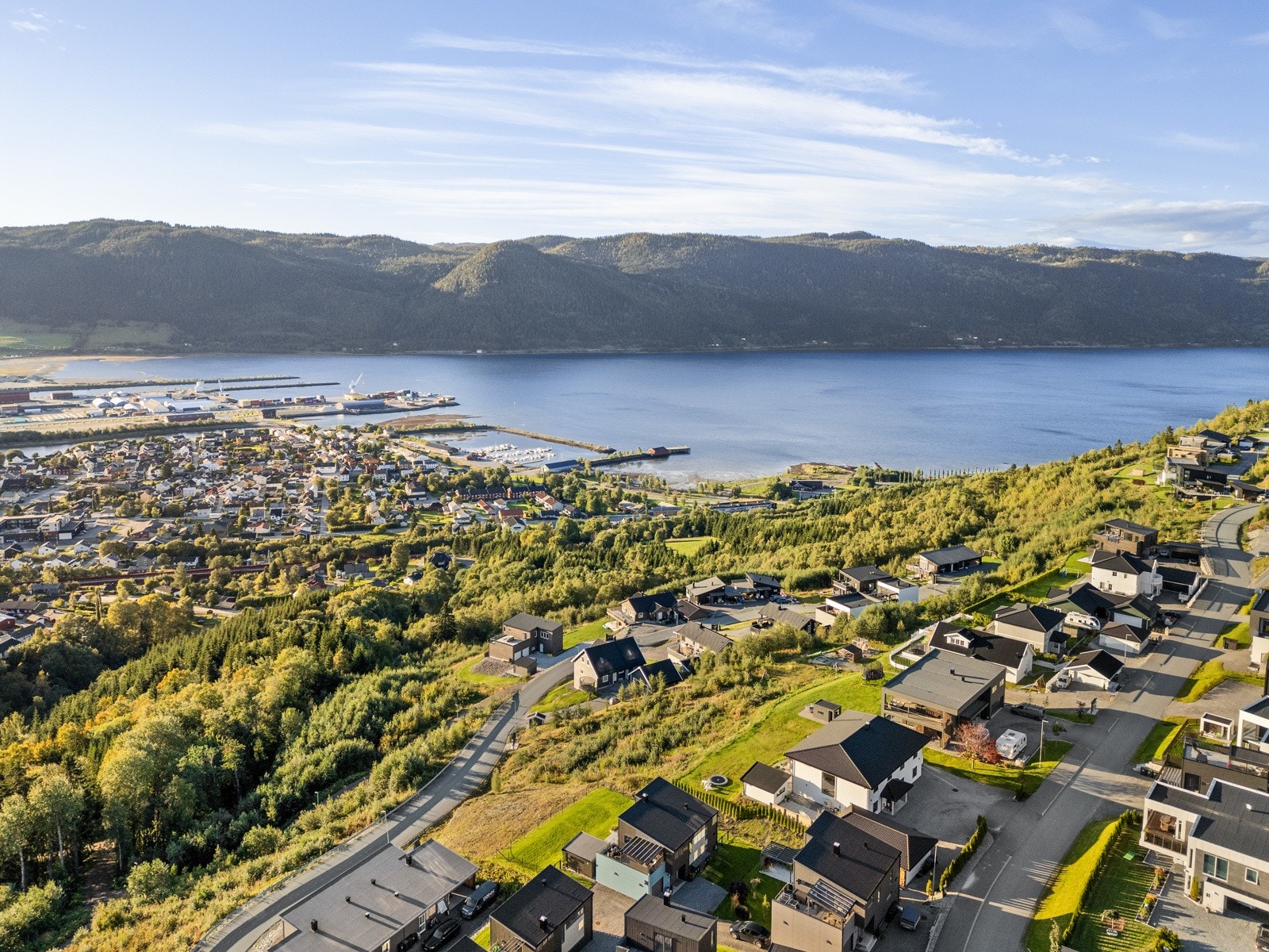 I Nedre Joplassveien 3E nyter man alle fordeler med å bo tilbaketrukket og nær marka, samtidig som man har kort vei til dagligvarebutikker, skoler, barnehager og Orkanger sentrum. Galleribilde