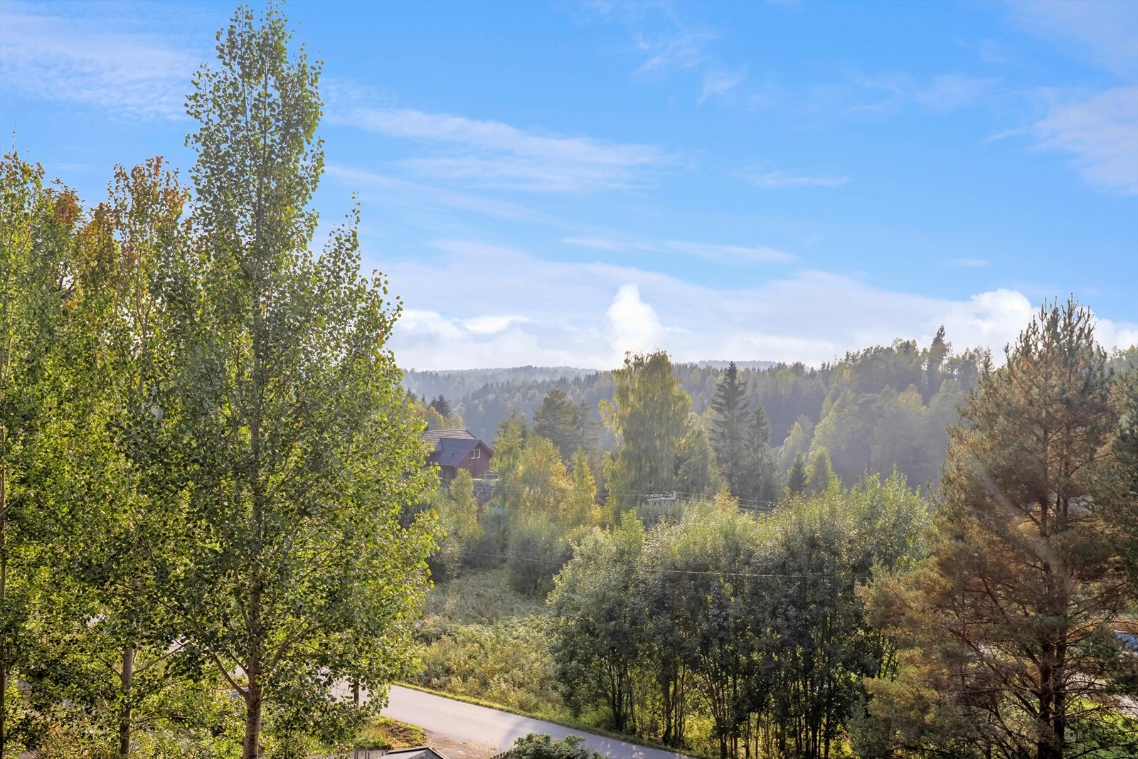 Perfekt for de som ønsker en landlig beliggenhet og som ønsker å bo midt i et flott rekreasjonsområde, sommer som vinter. Flere fritidsboliger i området er omgjort til boliger de senere årene. Galleribilde