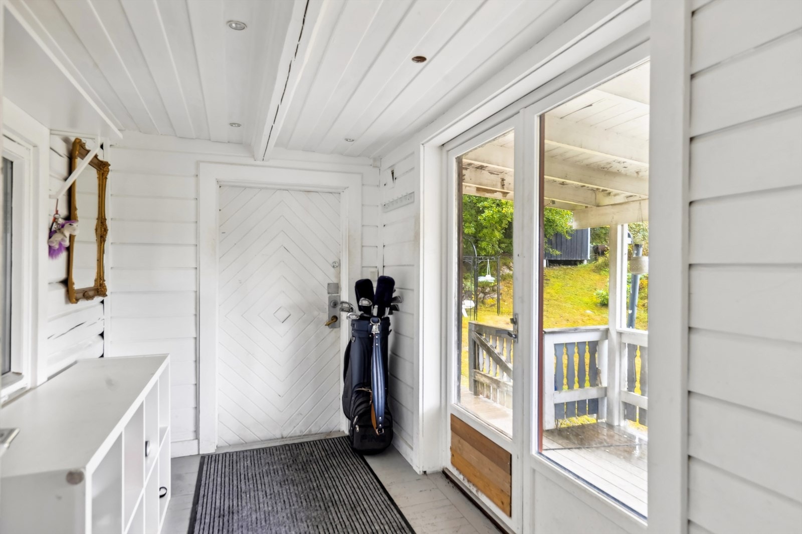 Velkommen inn til en romslig entré med god plass til å henge fra seg jakker og sette fra seg sko. Galleribilde
