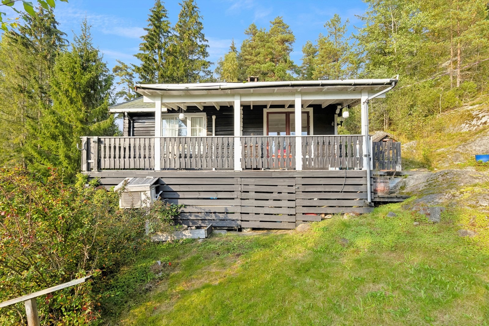 Fritidseiendommen ligger i et usjenert og naturskjønt område på Siggerud i Nordre Follo kommune, med gode rekreasjonsmuligheter rett utenfor døren hele året. Galleribilde