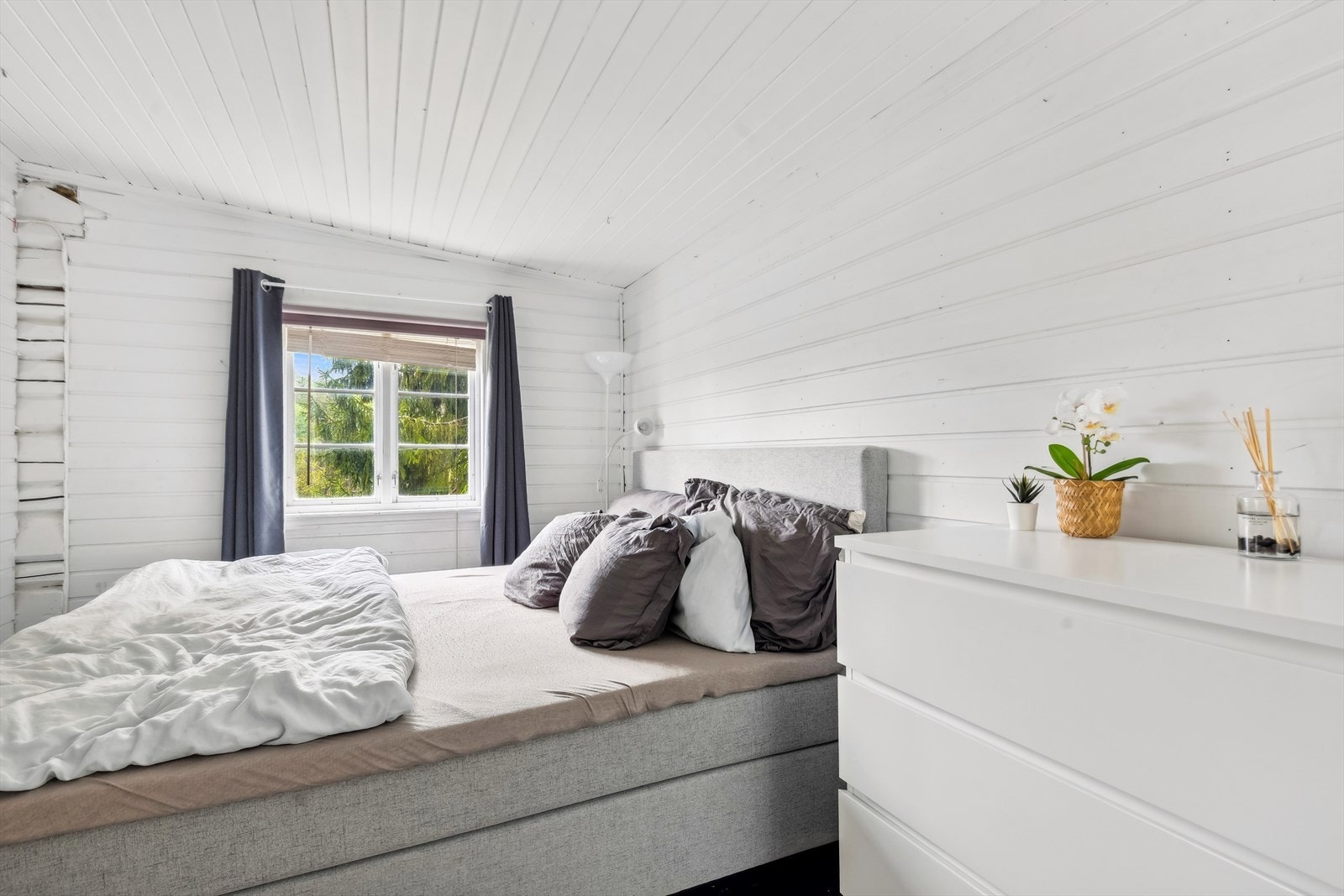 Soverommet har god plass til dobbeltseng, nattbord og kommode. Rommet er malt i lyse behagelige farger. Vinduer på hver side av rommet sørger for en lun og fin atmosfære. Galleribilde