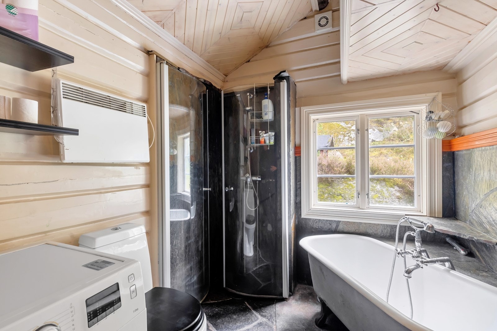 Badet har montert servant, toalett, badekar, dusj, opplegg til vaskemaskin, innredning med glatte overflater og speil. Galleribilde