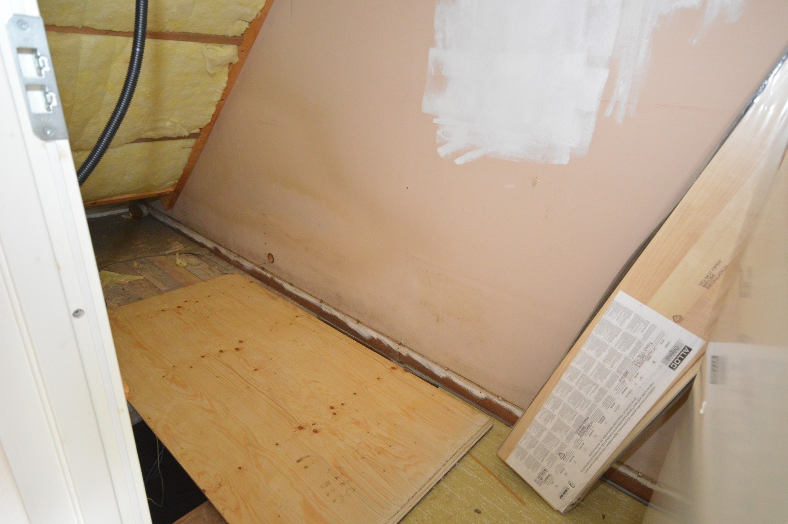 Plate over kjeller-nedgang under en igjenkledd trapp. Galleribilde