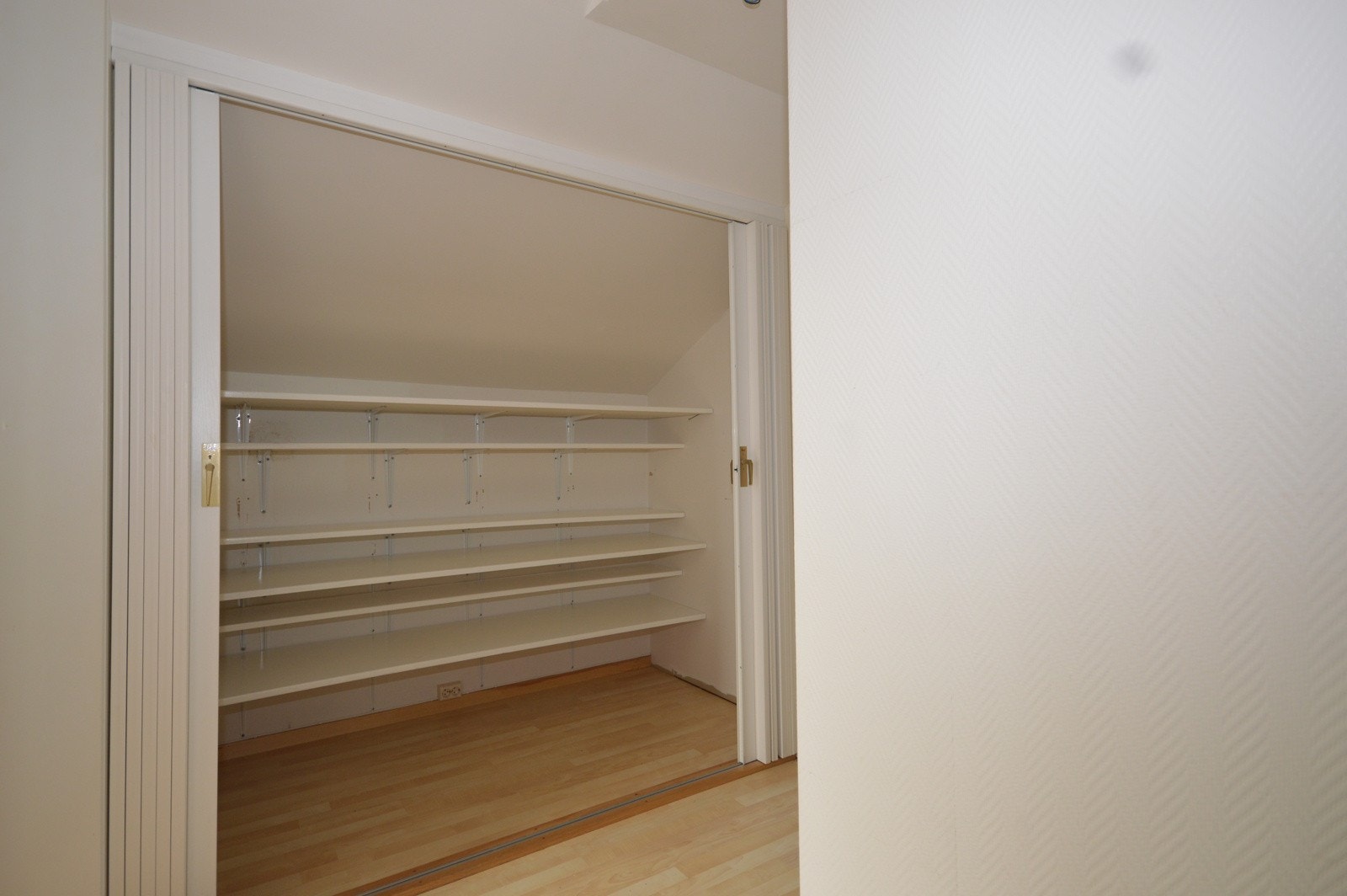 Garderobe ved entre Galleribilde