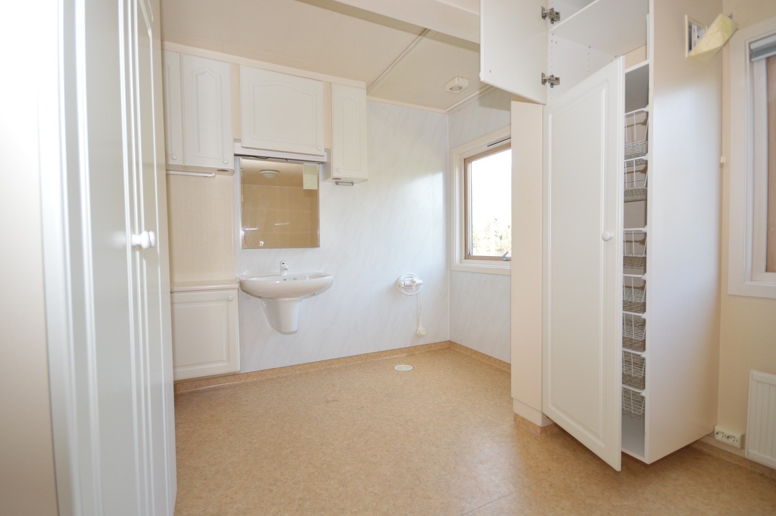 Dusj og vask v/soverom 2 Galleribilde