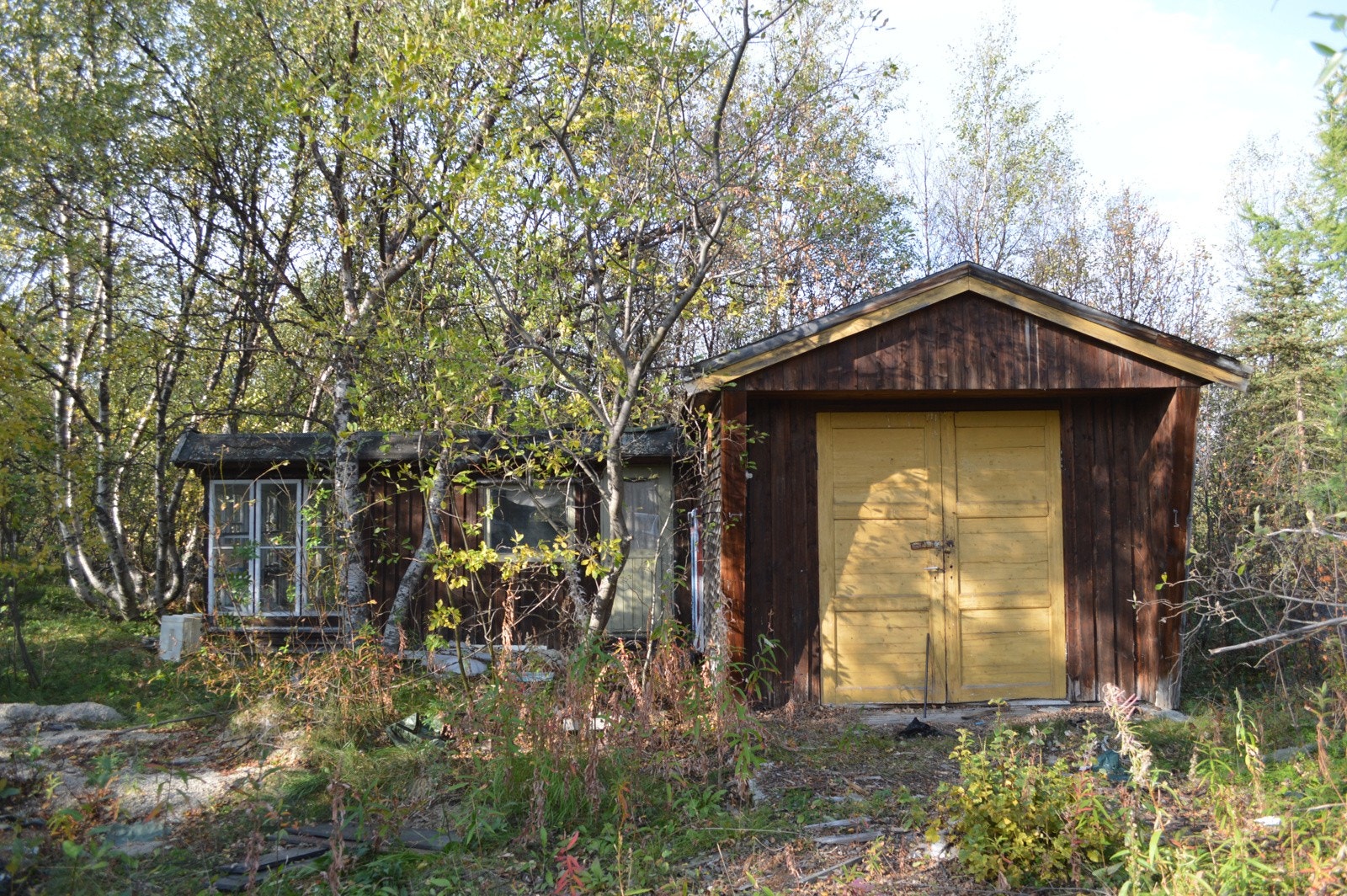 Utebod/garasje som trenger restaurering Galleribilde