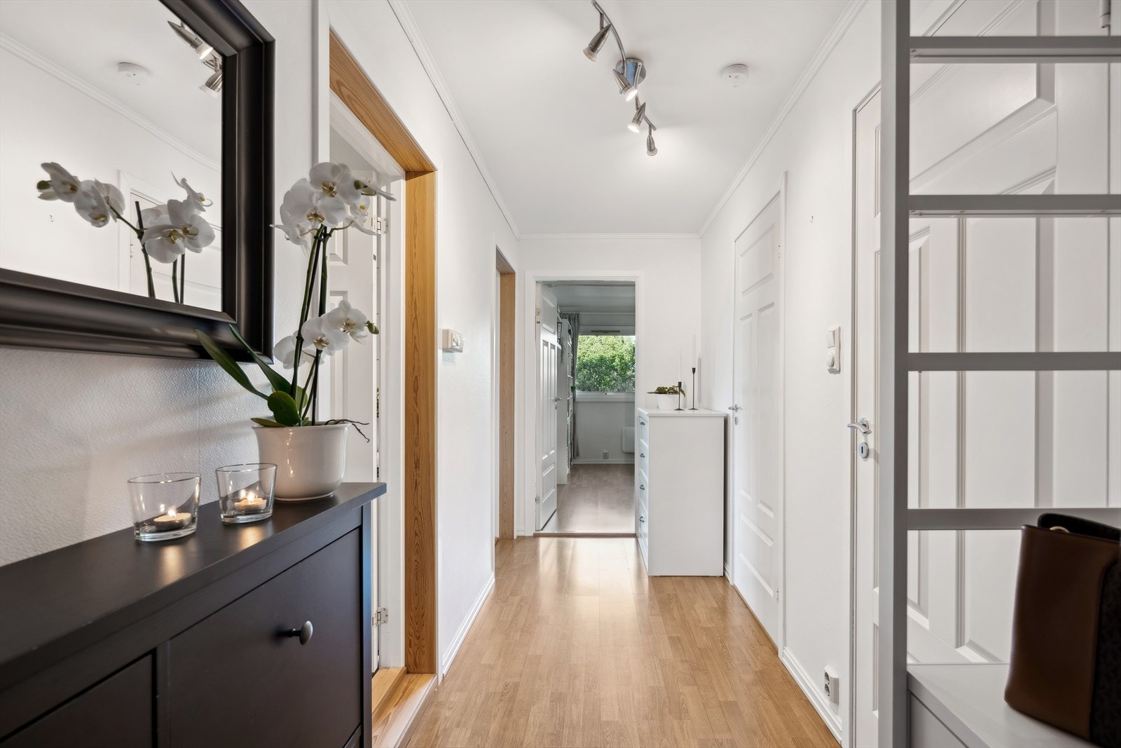 Du ønskes velkommen inn i en lys og innbydende entré. Galleribilde