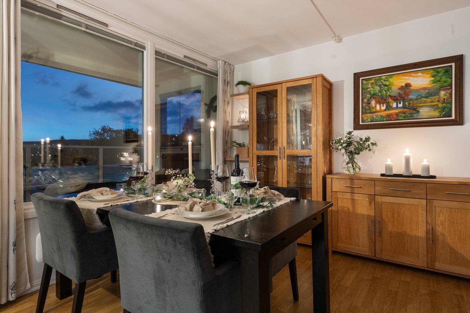 Spiseområdet føles som et behagelig sted til lange, hyggelige måltider og gode samtaler. Galleribilde