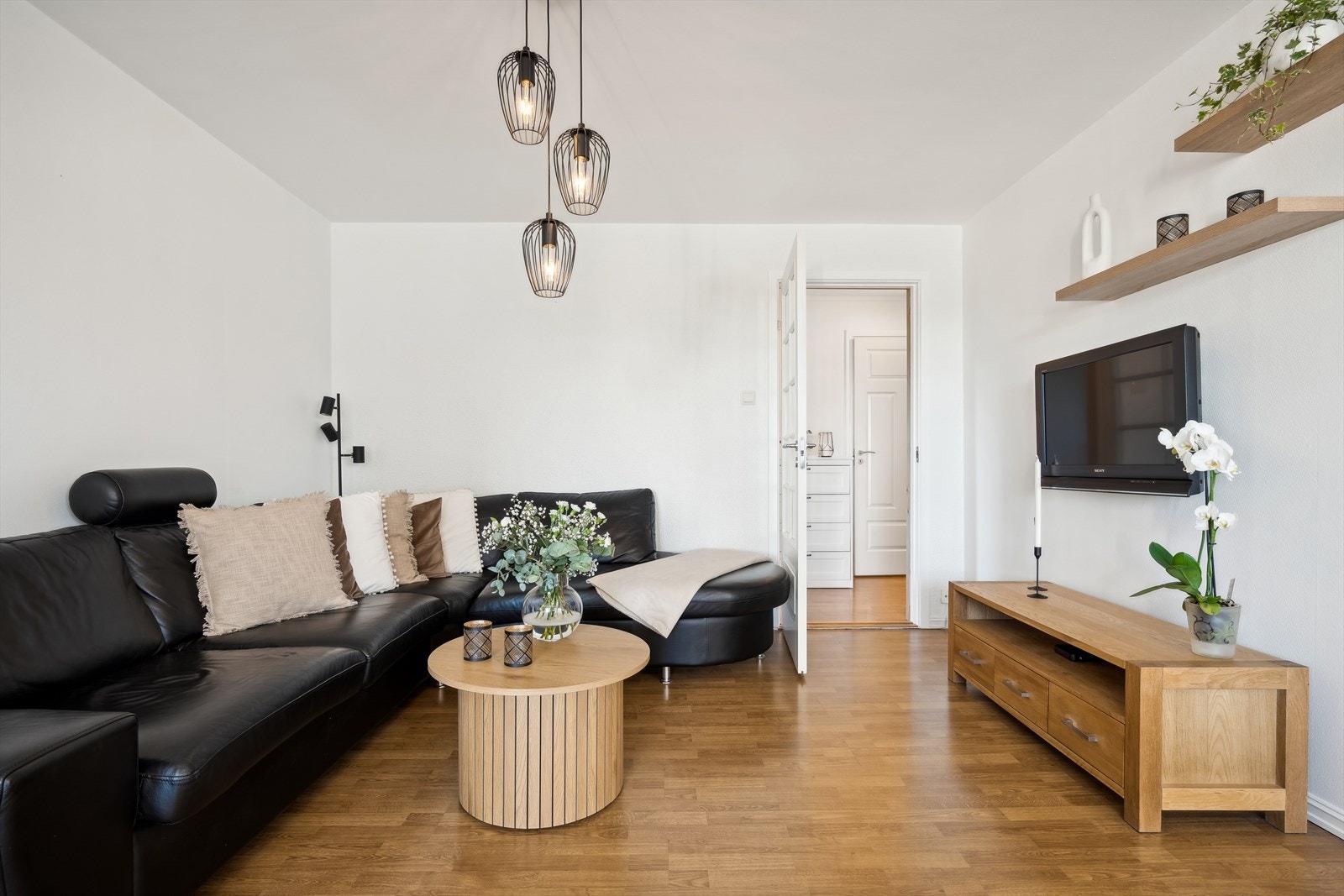 Lys og luftig stue med gode møbleringsmuligheter, her har du plass til sofagruppe, mediebenk og annet nødvendig møblement. Galleribilde