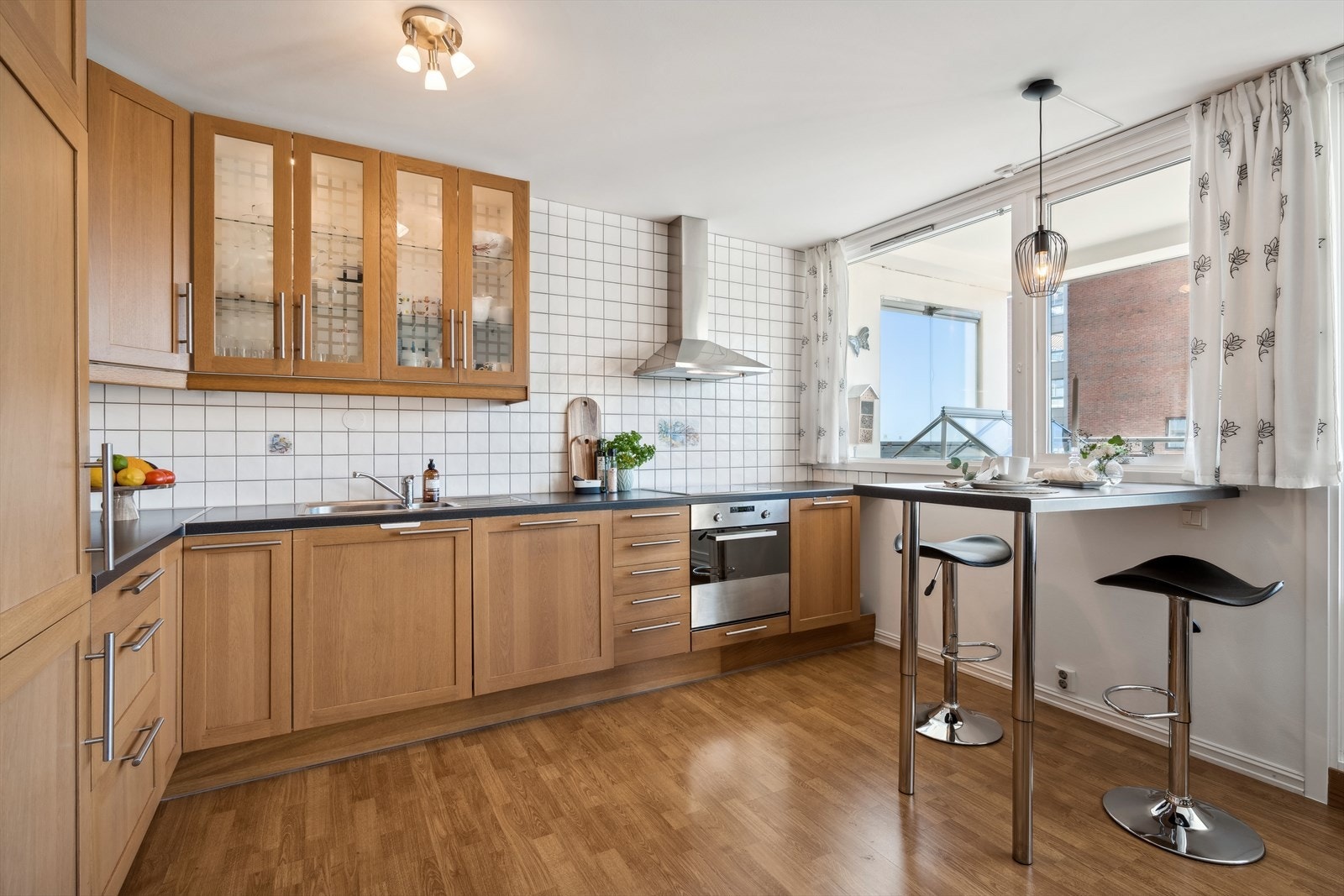 Kjøkkeninnredning fra 2008 med under-/overskap, profilerte fronter, benkeplater av
laminat med nedfelt kum i rustfritt stål og ettgreps blandebatteri. Galleribilde