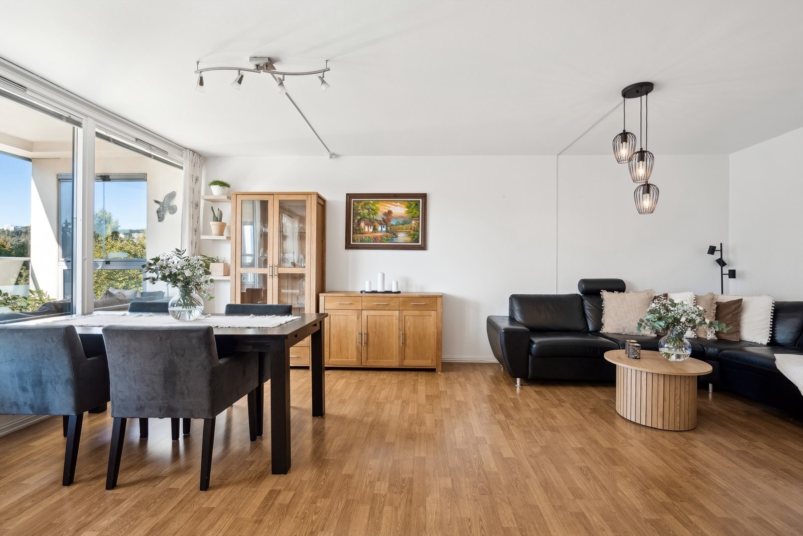 Dette rommet innbyr til avkobling, sosialt samvær og gode middager med venner og kjære. Galleribilde