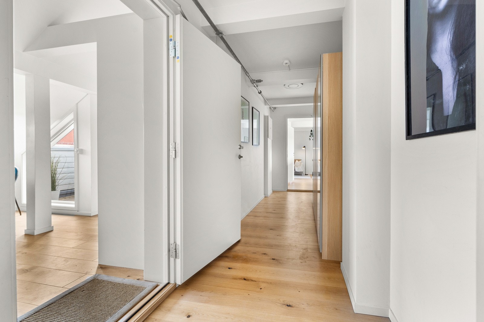 Innbydende og romslig entré med god plass til skohyller og knaggrekker for oppbevaring. Galleribilde
