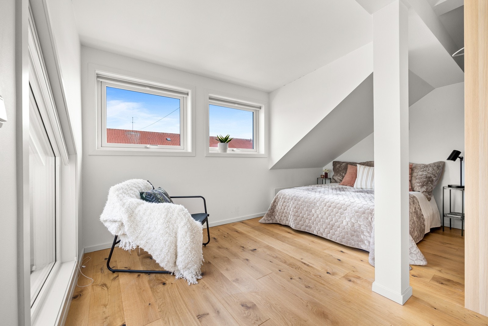 Soverom med plass til seng, nattbord og oppbevaringsmøblement. Galleribilde