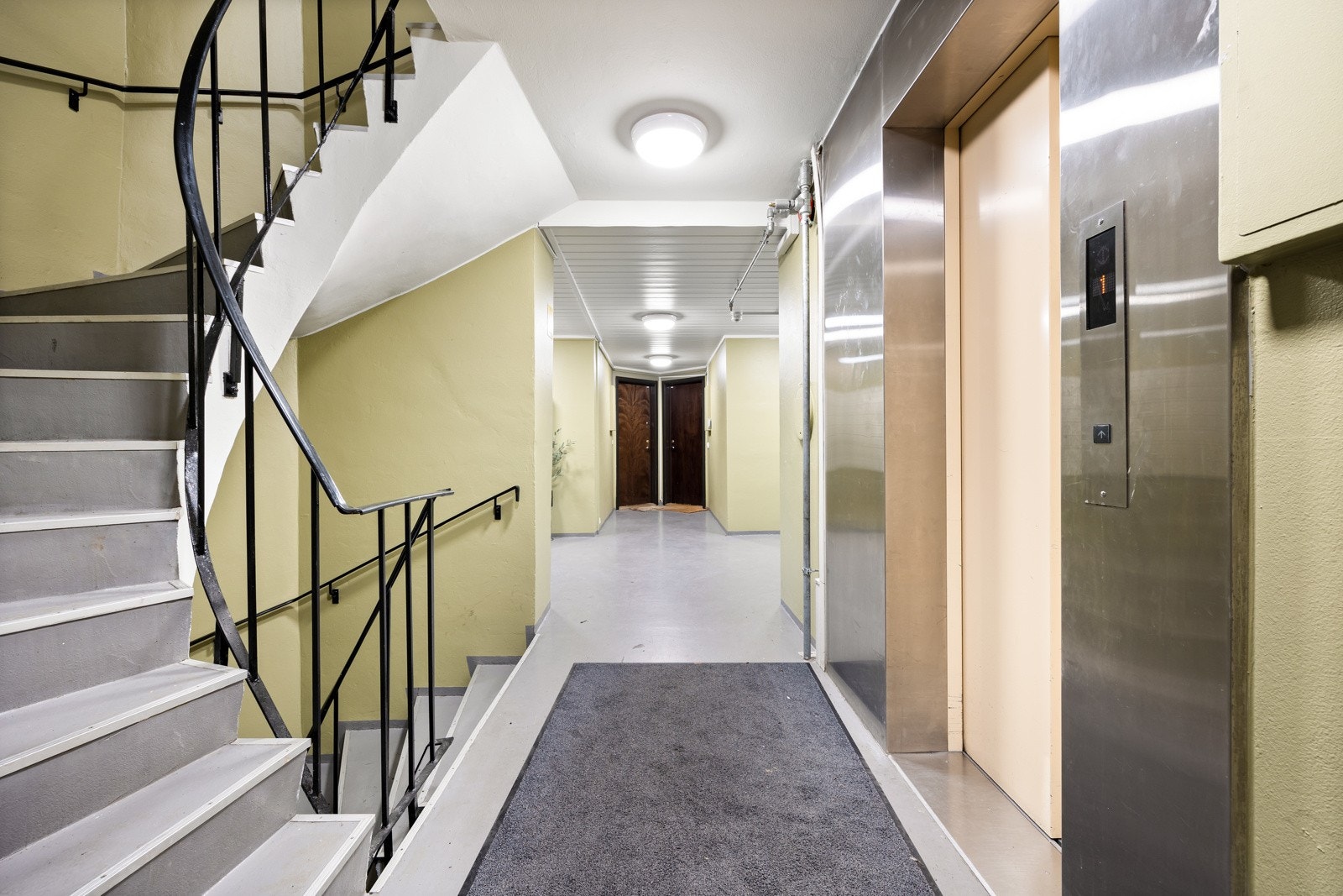 Flott inngangsparti med heis opp til 5. etasje. Galleribilde