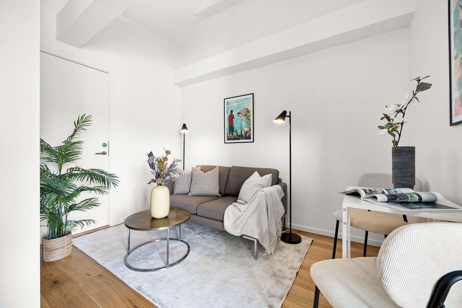 Stue/oppholdsrom med god plass til sofa, spiseseksjon og mediemøblement. Galleribilde