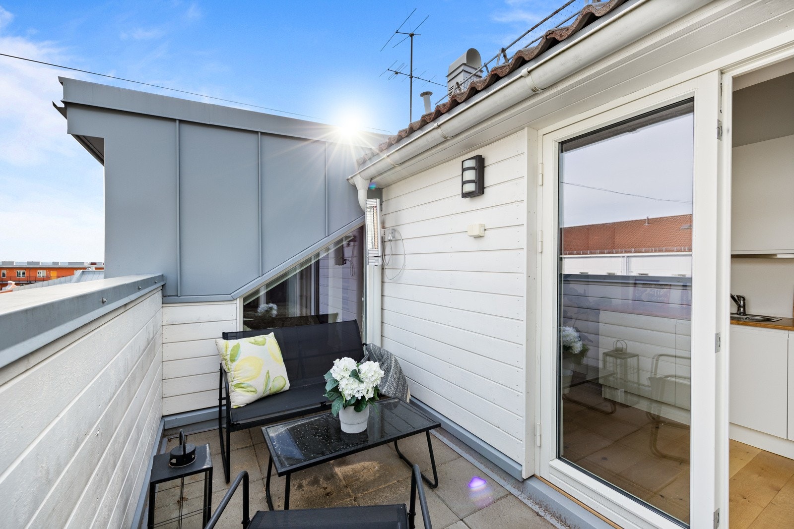 Velegnet plass til utemøblement, plantekasser og grill. Galleribilde
