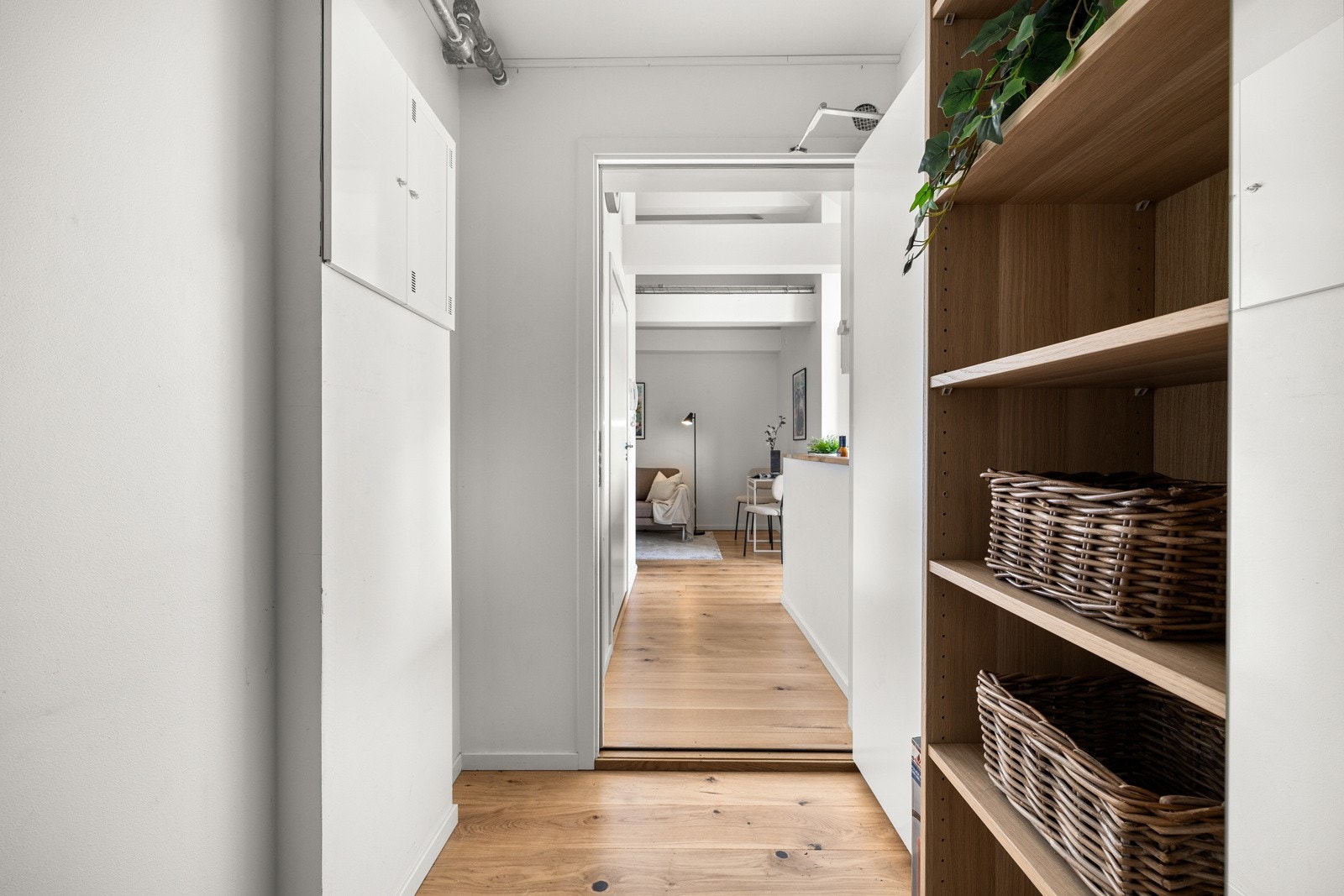 Mellomgang mellom hoveddel og hybeldel. Galleribilde