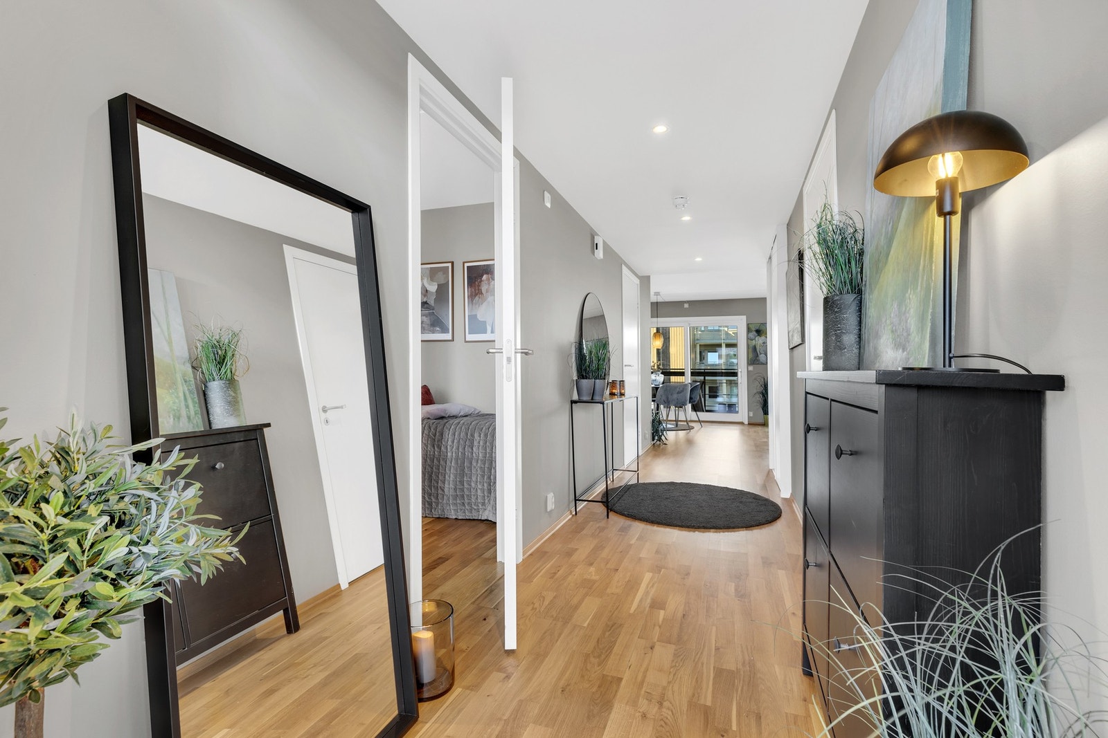 Gang sett mot stue. I entréen er det god plass til sko og yttertøy. Galleribilde