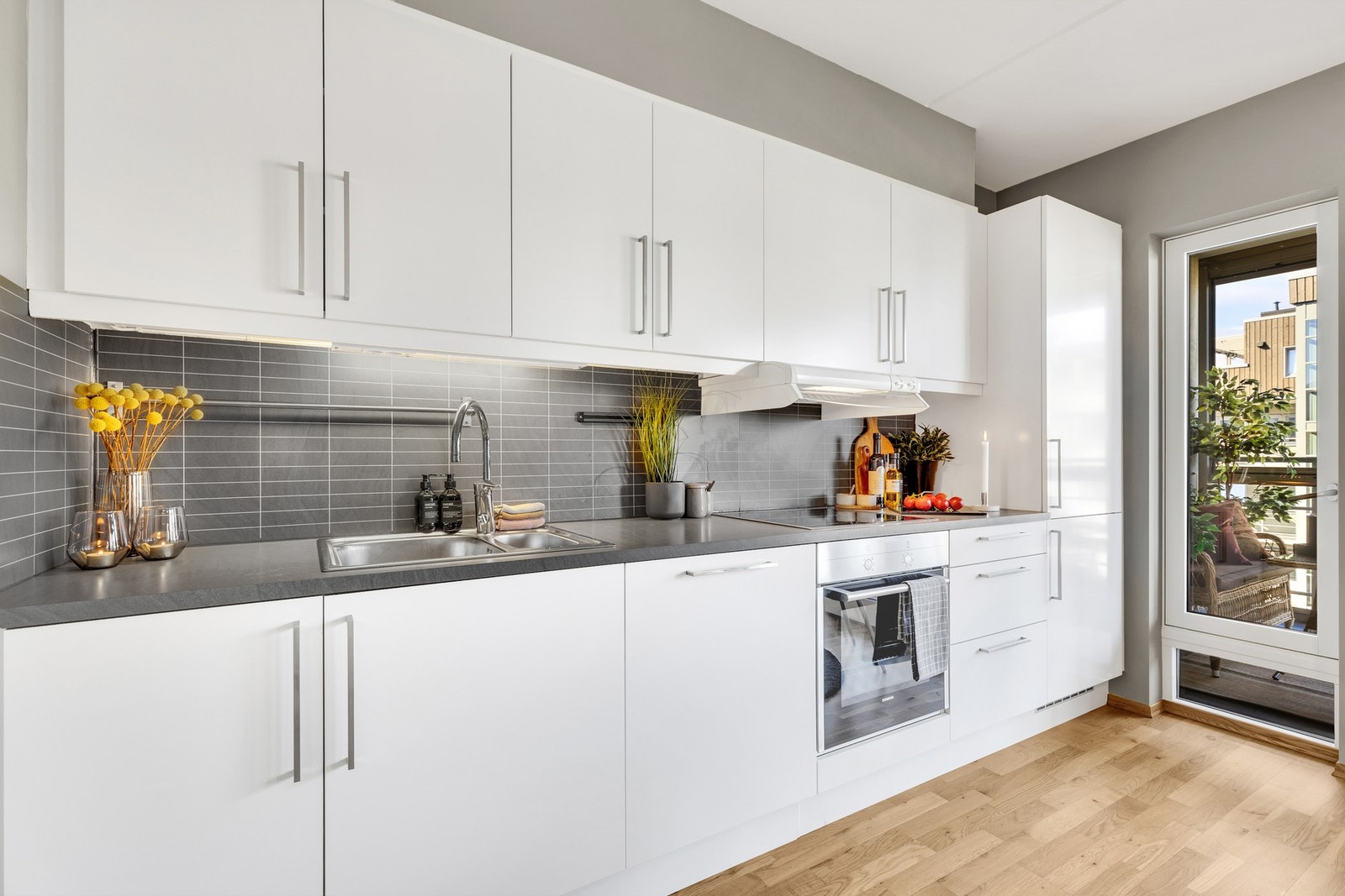 Tidsriktig HTH-kjøkken med integrerte hvitevarer. Galleribilde