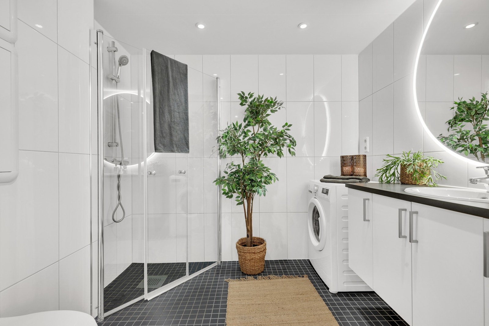 Romslig bad med flislagte flater og varmekabler i gulv. Galleribilde