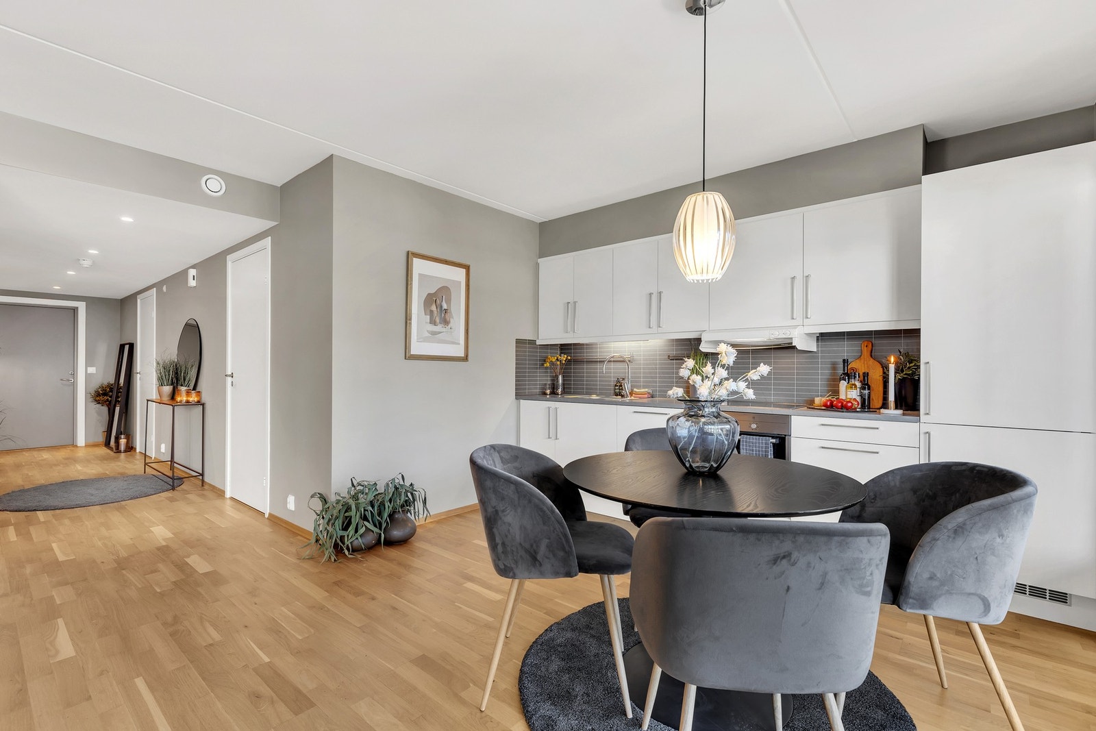 God plass til spisebord i overgang til kjøkken. Galleribilde