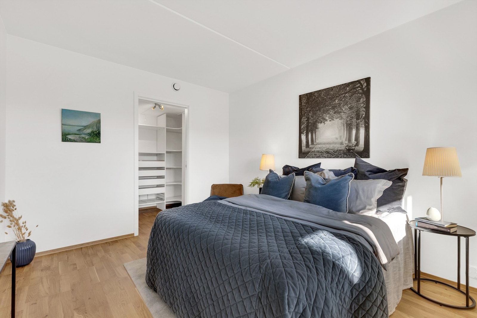 I tilknytning til hovedsoverommet har du et praktisk walk-in closet. Galleribilde