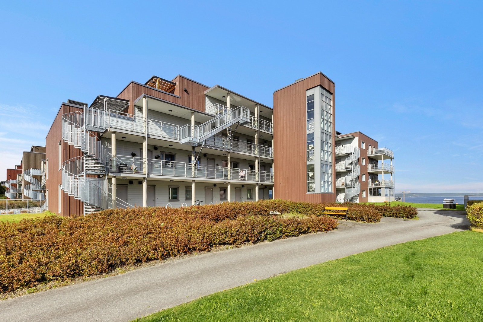 Fasade. I parkeringskjelleren følger det en fast parkeringsplass og en kjellerbod. Det er heis i bygget. Galleribilde