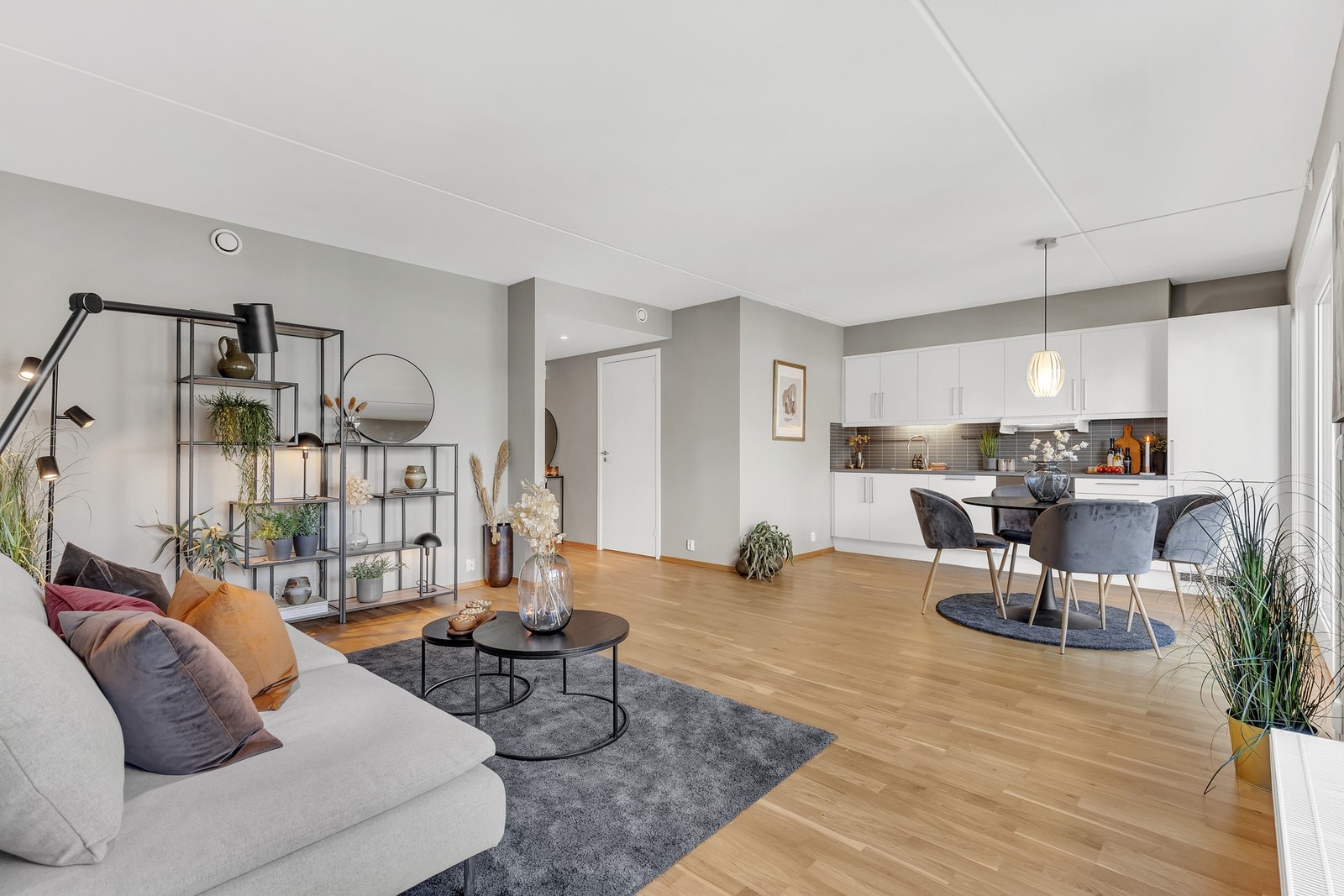 Leiligheten har en moderne standard fra 2013 med smarte løsninger, noe som gjør den både innbydende og lett å møblere. Galleribilde