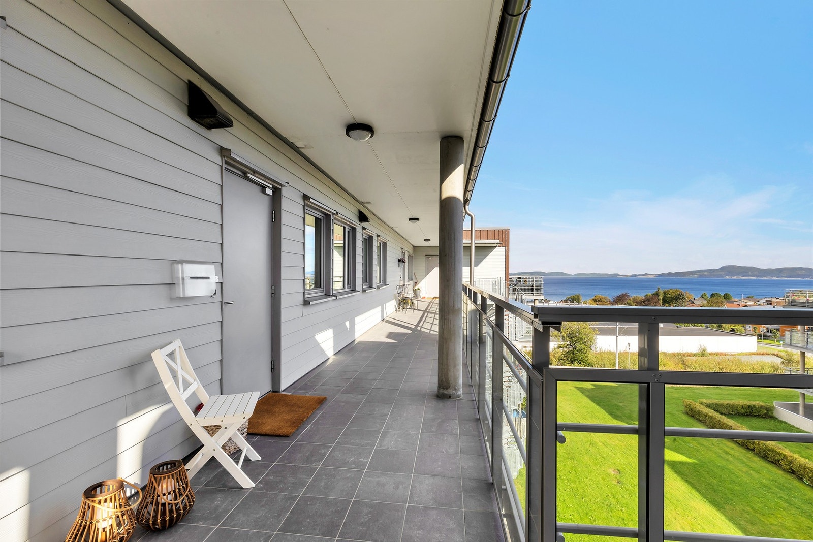 Ved inngangspartiet nyter du frokosten til morgen- og formiddagssol... Galleribilde